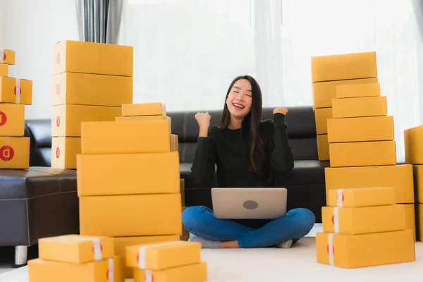 Retrato Bonito Jovem Asiático Mulher Trabalho Casa Preparar Caixa Papelão — Fotografia de Stock