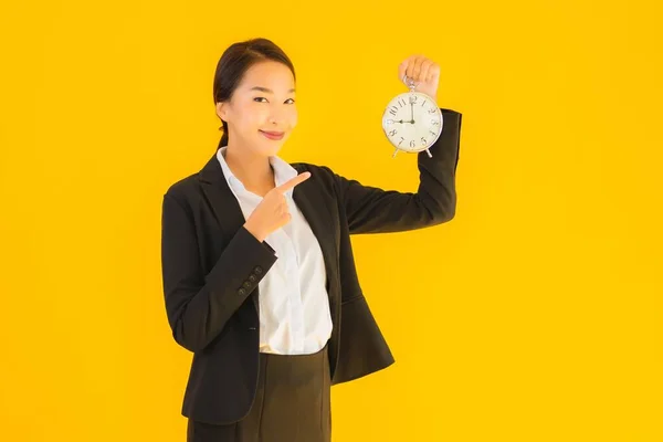 Retrato Hermosa Joven Asiática Mujer Mostrar Hora Del Reloj Alarma —  Fotos de Stock