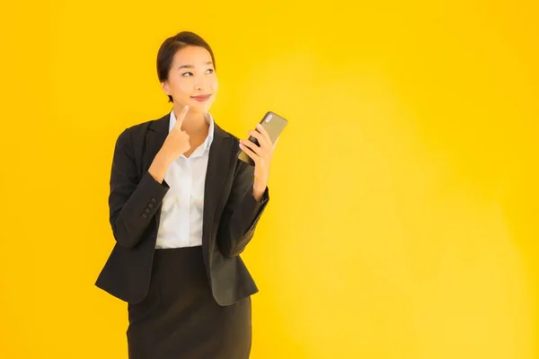 Portrét Krásná Mladá Obchodní Asijská Žena Chytrým Mobilním Telefonem Šálek — Stock fotografie