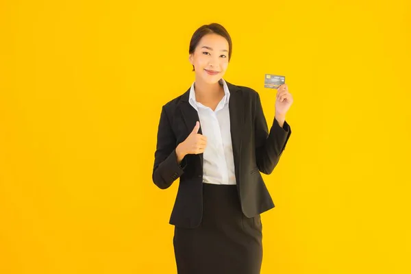 Retrato Hermosa Joven Negocio Asiático Mujer Con Tarjeta Crédito Amarillo —  Fotos de Stock