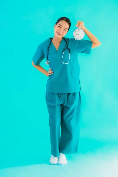 Portriat Bela Jovem Asiático Médico Mulher Mostrar Relógio Alarme Azul — Fotografia de Stock