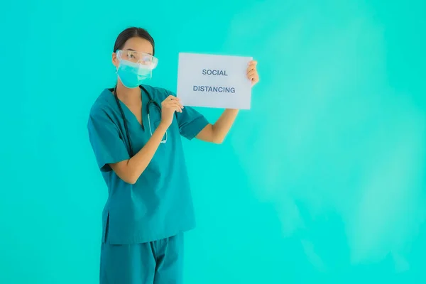 Retrato Bonito Jovem Asiático Médico Mulher Usar Máscara Mostrar Social — Fotografia de Stock