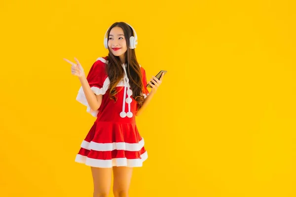 Portret Mooie Jonge Aziatische Kerst Kleding Hoed Luisteren Naar Muziek — Stockfoto