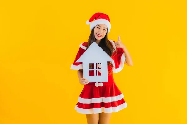 Güzel Bir Portre Genç Asyalı Kadın Noel Kıyafetleri Giyer Tabelasında — Stok fotoğraf