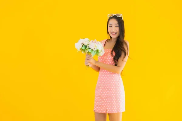 Sarı Izole Edilmiş Arka Planda Renkli Çiçekli Güzel Asyalı Kadın — Stok fotoğraf