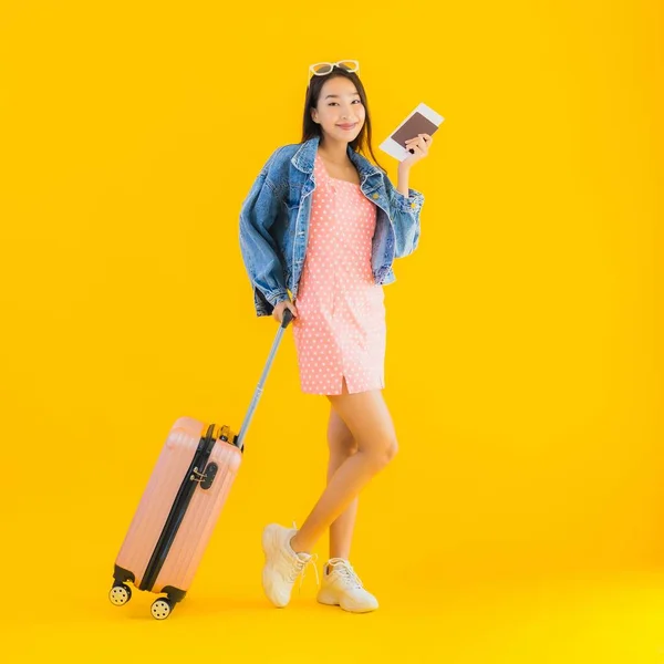 Retrato Hermosa Joven Asiática Mujer Con Equipaje Bolsa Viaje Con — Foto de Stock