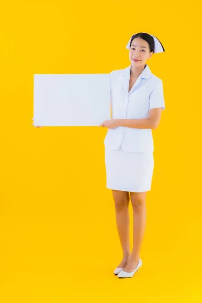 Πορτρέτο Όμορφη Νεαρή Ασιάτισσα Νοσοκόμα Thai Δείχνουν Άδειο Λευκό Πίνακα — Φωτογραφία Αρχείου