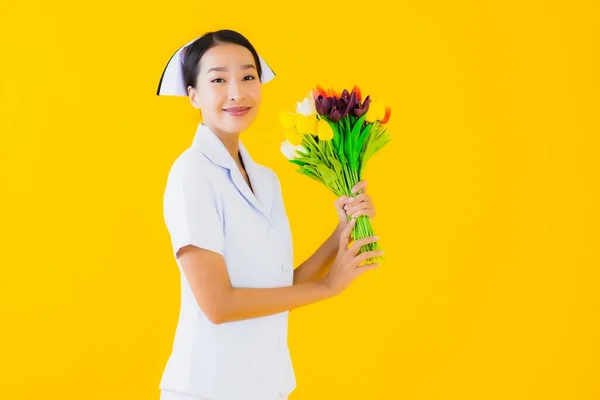 Retrato Bonito Jovem Asiático Mulher Tailandês Enfermeira Com Flor Amarelo — Fotografia de Stock