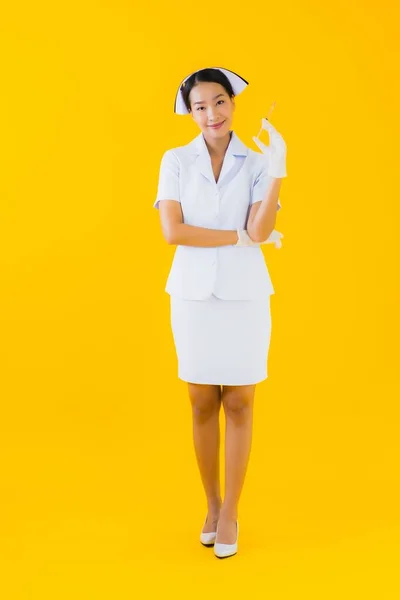 Retrato Bonito Jovem Asiático Mulher Tailandês Enfermeira Desgaste Luva Amarelo — Fotografia de Stock