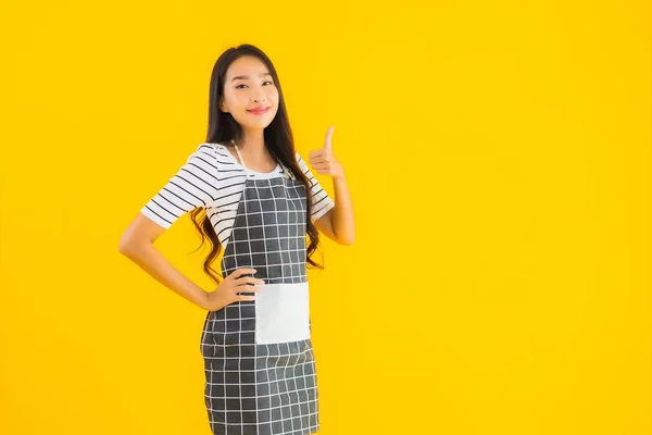 Retrato Hermosa Joven Asiática Mujer Con Delantal Sonrisa Feliz Amarillo —  Fotos de Stock