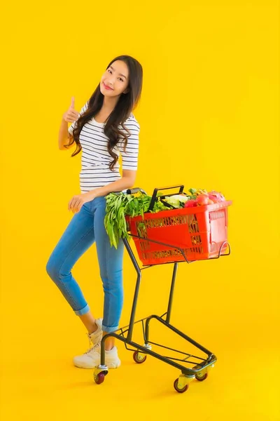 Ritratto Bella Giovane Donna Asiatica Shopping Negozio Alimentari Supermercato Carrello — Foto Stock