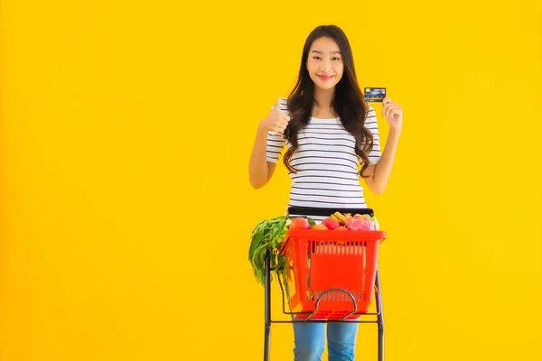 Retrato Bonito Jovem Asiático Mulher Compras Carrinho Supermercado Com Cartão — Fotografia de Stock