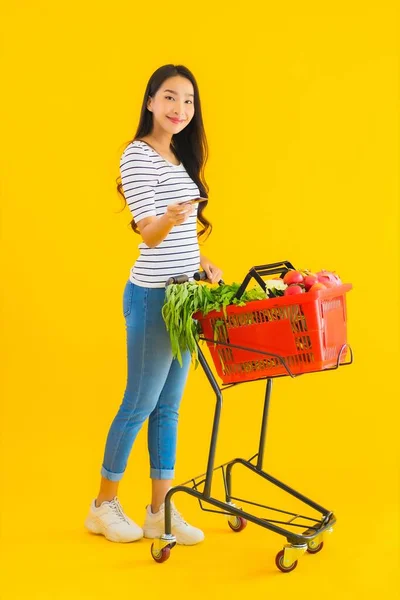 Retrato Bela Jovem Asiática Mulher Com Supermercado Cesta Carrinho Supermercado — Fotografia de Stock