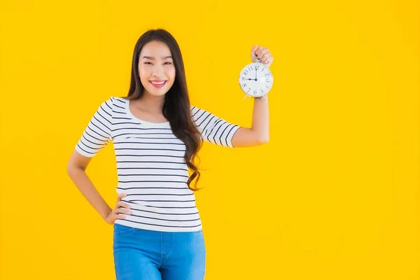 Portret Mooie Jonge Aziatische Vrouw Tonen Klok Alarm Geel Geïsoleerde — Stockfoto