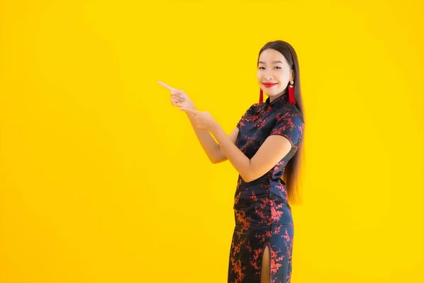 Portret Mooie Jonge Aziatische Vrouw Dragen Chinese Jurk Met Actie — Stockfoto