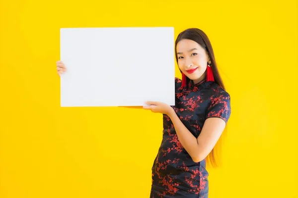아름다운 동양인젊은 초상화는 노란색외진 배경에 개념을 흰색빈 광고판을 보여준다 — 스톡 사진