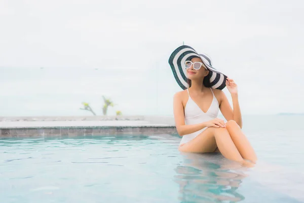 Retrato Hermosa Joven Mujer Asiática Sonrisa Relajarse Ocio Alrededor Piscina —  Fotos de Stock