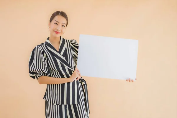 아름다운 아시아 여인의 초상화는 공간을 광고판 용지를 보여준다 — 스톡 사진