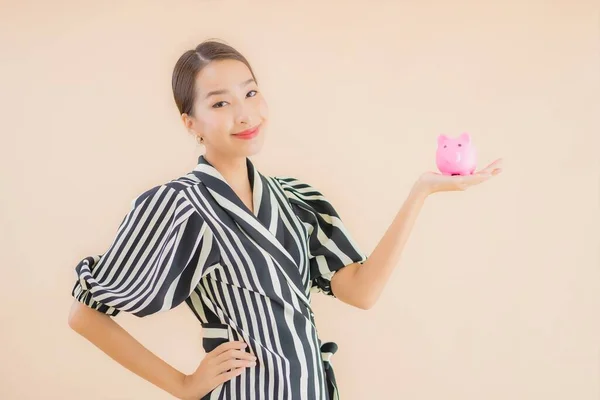 Retrato Hermosa Joven Asiática Mujer Con Rosa Alcancía Sobre Fondo — Foto de Stock