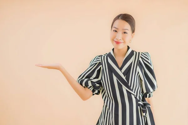 Güzel Bir Asyalı Kadının Portresi Kahverengi Arka Planda Mutlu Bir — Stok fotoğraf