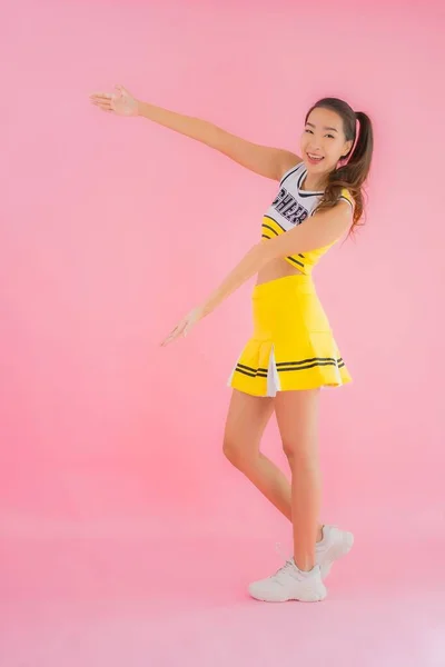 Portret Mooie Jonge Aziatische Vrouw Cheerleader Roze Geïsoleerde Achtergrond — Stockfoto