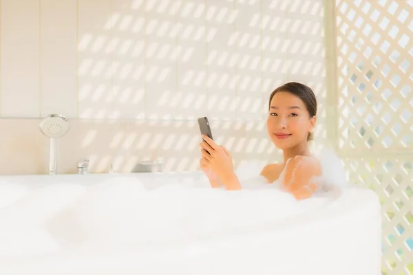Ritratto Giovane Donna Asiatica Utilizzando Smart Cellulare Nella Vasca Bagno — Foto Stock