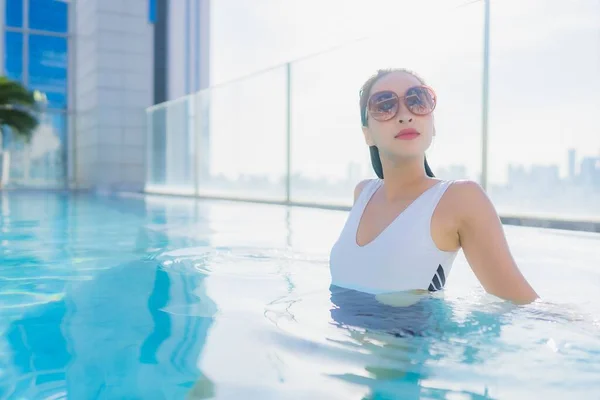 Portrait Schöne Junge Asiatische Frau Entspannen Freizeit Rund Schwimmbad Urlaub — Stockfoto