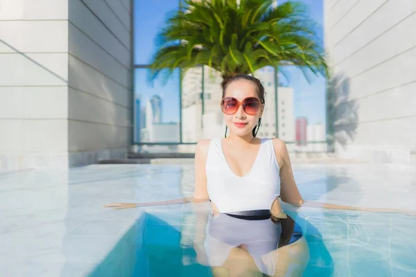 Retrato Bonito Jovem Asiático Mulher Relaxar Lazer Torno Piscina Férias — Fotografia de Stock