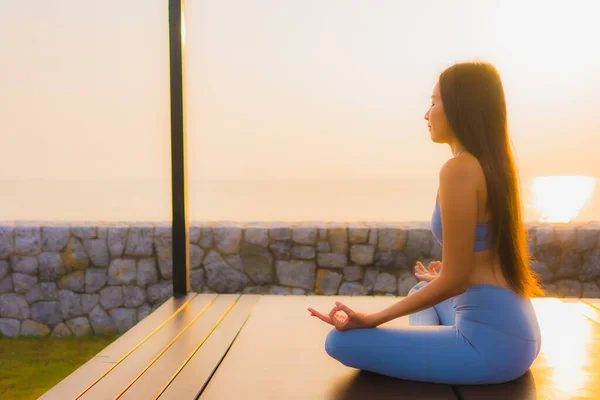 Retrato Jovem Mulher Asiática Fazer Meditação Torno Mar Praia Oceano — Fotografia de Stock