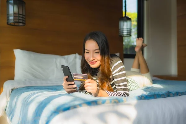 Retrato Joven Mujer Asiática Usando Teléfono Móvil Inteligente Con Tarjeta — Foto de Stock