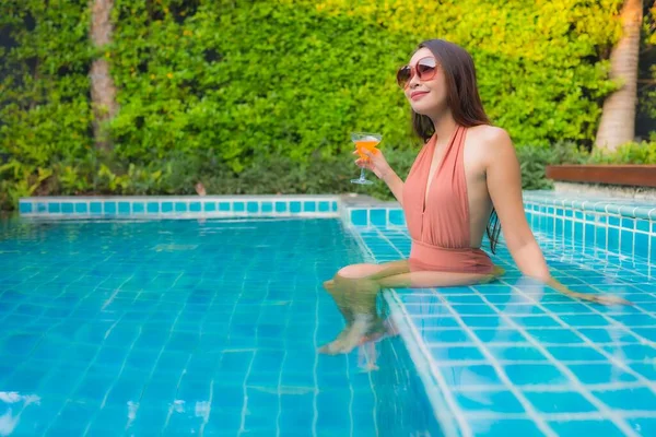 Portret Jonge Aziatische Vrouw Ontspannen Gelukkig Glimlach Rond Zwembad Hotel — Stockfoto