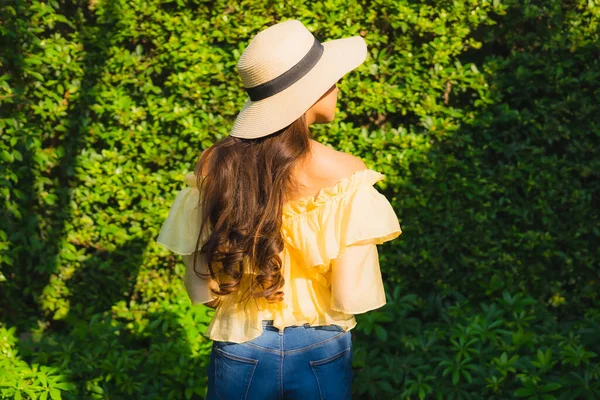 Porträt Junge Asiatische Frau Glücklich Lächeln Entspannen Rund Natur Garten — Stockfoto