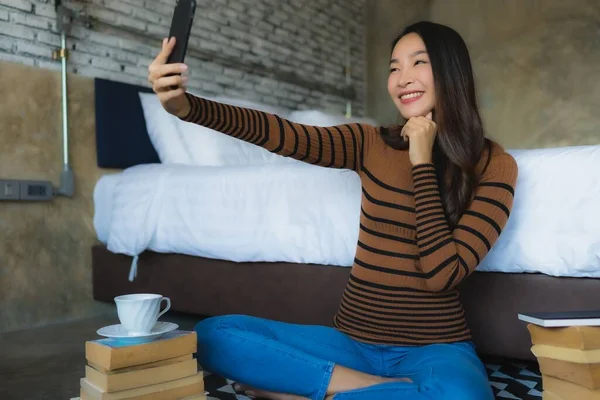 Mujer Asiática Joven Usando Teléfono Móvil Inteligente Con Libro Leído — Foto de Stock