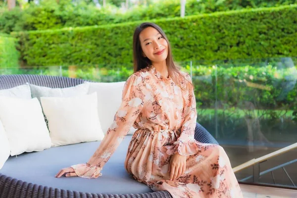 Portré Gyönyörű Fiatal Ázsiai Nők Boldog Mosoly Ülni Kanapén Körül — Stock Fotó