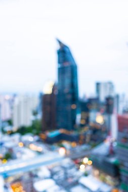 Şehir çevresinde soyut bulanıklık ve odaklanmış mimari yapı