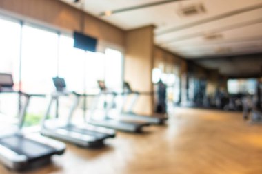 Özgün bulanıklık ve arka plan için spor salonunda odaklanmış fitness ekipmanı