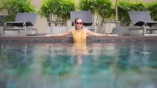 Retrato Bonito Jovem Asiático Mulher Relaxar Lazer Torno Piscina Hotel — Vídeo de Stock