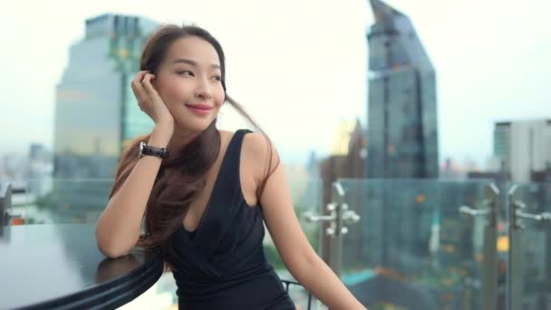 Metraje Hermosa Joven Asiática Mujer Sentado Balcón Rascacielos — Vídeos de Stock