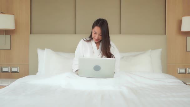 Material Archivo Hermosa Joven Mujer Asiática Trabajando Con Ordenador Portátil — Vídeo de stock