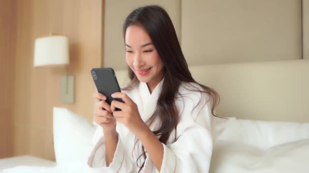 Séquences Belle Jeune Femme Asiatique Utilisant Smartphone Maison — Video