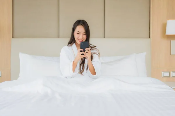 Porträt Schöne Junge Asiatin Mit Smartphone Schlafzimmer — Stockfoto