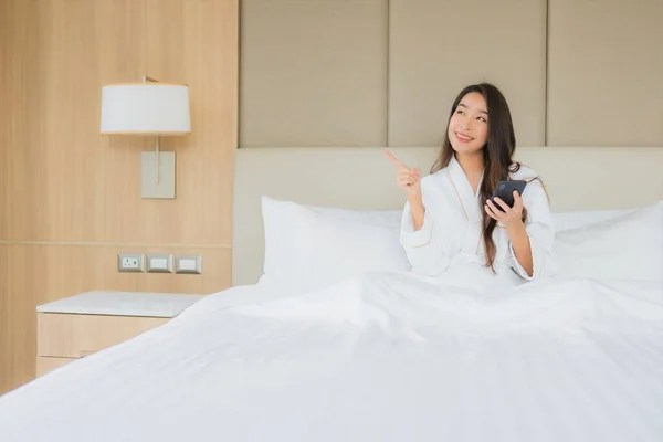 Yatak Odasının Içinde Akıllı Cep Telefonlu Güzel Asyalı Kadın Portresi — Stok fotoğraf