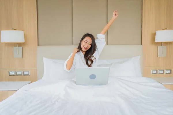 Porträt Schöne Junge Asiatische Frau Verwenden Laptop Computer Schlafzimmer Innenraum — Stockfoto