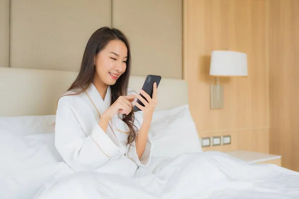 Porträt Schöne Junge Asiatin Mit Smartphone Schlafzimmer — Stockfoto