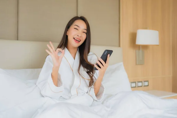 Retrato Hermosa Joven Mujer Asiática Con Teléfono Móvil Inteligente Interior — Foto de Stock