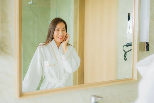 Retrato Bonito Jovem Asiático Mulher Check Rosto Banheiro Interior — Fotografia de Stock