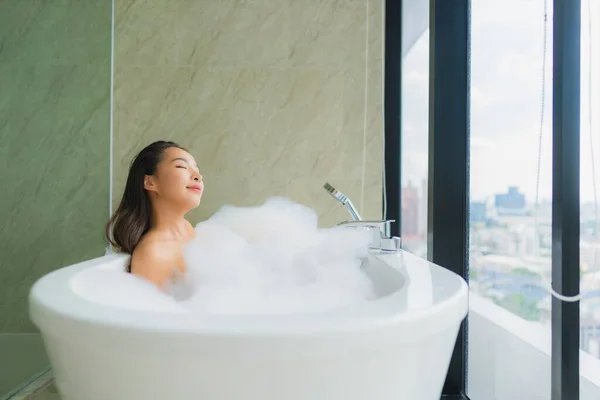 아름다운 아시아 목욕하는 장식품에서 여가를 취하는 — 스톡 사진