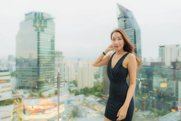 ポートレート美しい若いアジアの女性は街の景色の周りの屋上でレストランを楽しむリラックス — ストック写真