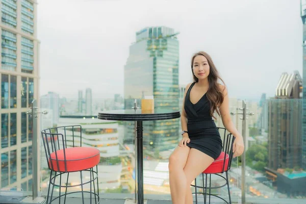 Retrato Hermosa Joven Asiática Mujer Relajarse Disfrutar Restaurante Azotea Alrededor —  Fotos de Stock