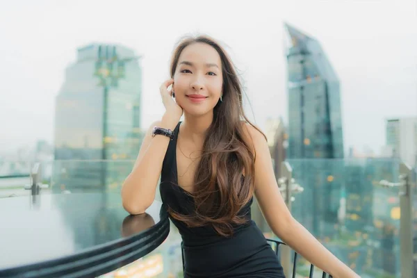 Portret Mooie Jonge Aziatische Vrouw Ontspannen Genieten Restaurant Het Dak — Stockfoto